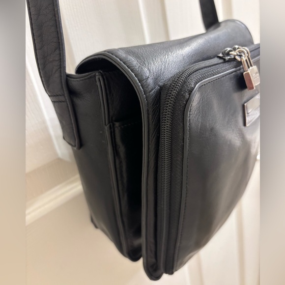 Perlina multi-compartment black leather crossbody - Picture 5 of 11